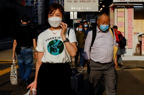Berita perusahaan terbaru tentang Hong Kong akan membatalkan mandat masker COVID mulai 1 Maret
